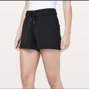 Lululemon On The Fly Short Woven 2.5" Black Sz 4